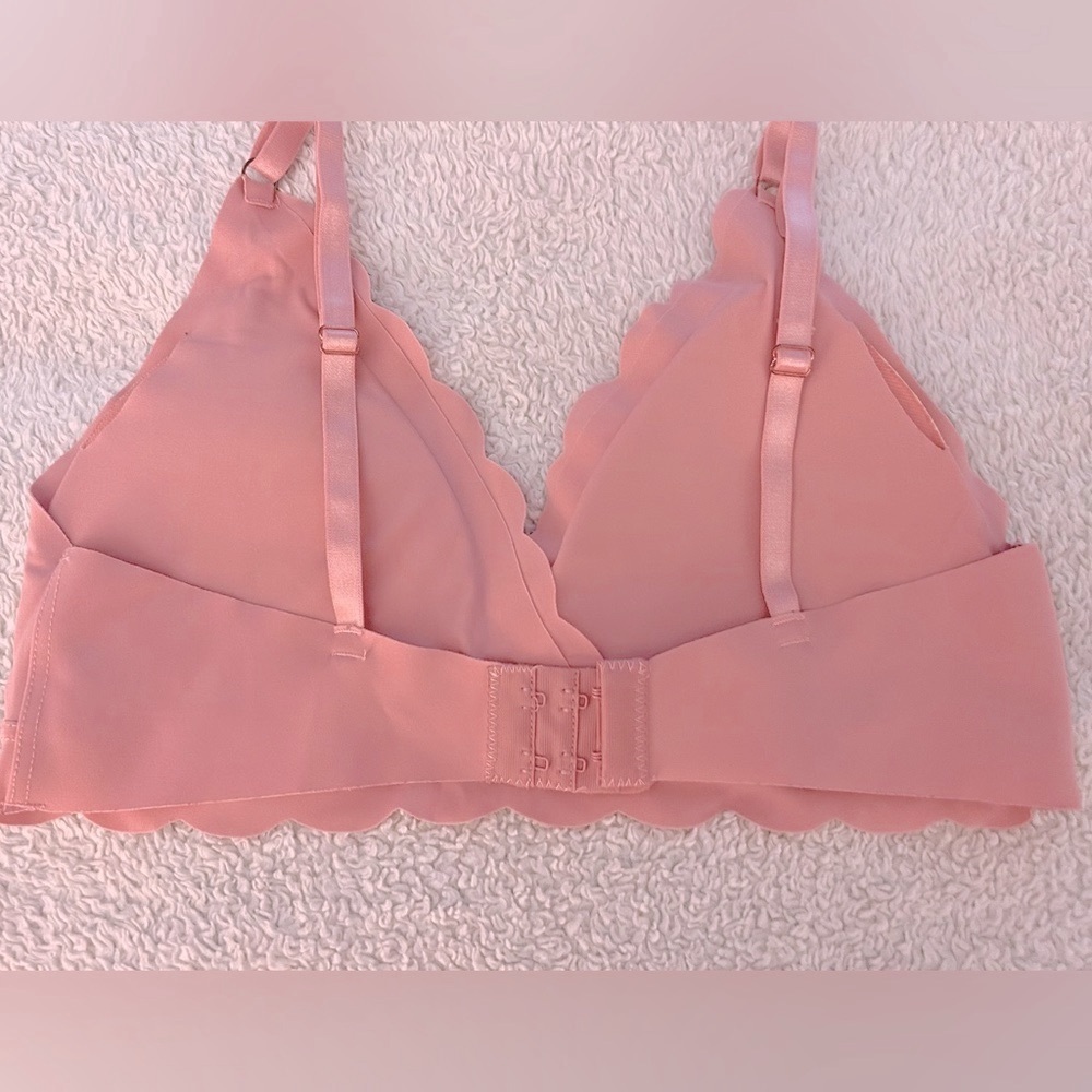 NWOT~Danskin Intimates Super Soft Pink Scalloped Barely There Smoothing Bra - Picture 3 of 8